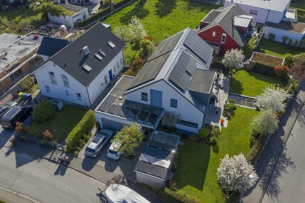 Foto: Häuser mit PV-Anlagen, © Plattform EE BW / Kuhnle & Knödler 
