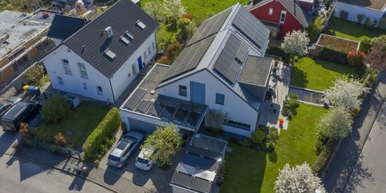 Foto: Häuser mit PV-Anlagen, © Plattform EE BW / Kuhnle & Knödler 