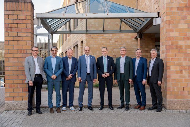 Stuttgart, 03.03.2026: Staatssekretär Andre Baumann (zweiter von links) mit den Gründern des Ombudsverein Erdwärme e. V. (von links): Dr. Herbert Pohl (Geschäftsführer, Deutsche ErdWärme GmbH), Staatssekretär Dr. Andre Baumann, Dr. Horst Kreuter (Vulcan Energie Ressourcen GmbH), Andreas Mühlig (Leiter GE Erzeugung Betrieb EnBW Energie Baden-Württemberg AG), Dr. Hansjörg Roll (Mitglied des Vorstands, MVV Energie AG), Klaus Preiser (Geschäftsführung, badenova Wärmeplus GmbH & Co. KG), Jürgen Scheurer (Geschäftsführer, Plattform Erneuerbare Energien Baden-Württemberg e. V.), Jörg Dürr-Pucher, (Vorsitzender, Plattform Erneuerbare Energien Baden-Württemberg e. V.)