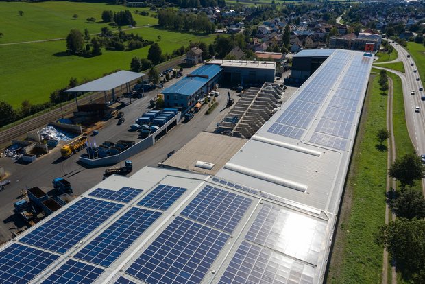 Foto: Photovoltaikanlage auf einem Gewerbedach in Deißlingen. ©Plattform EE BW / Kuhnle & Knödler