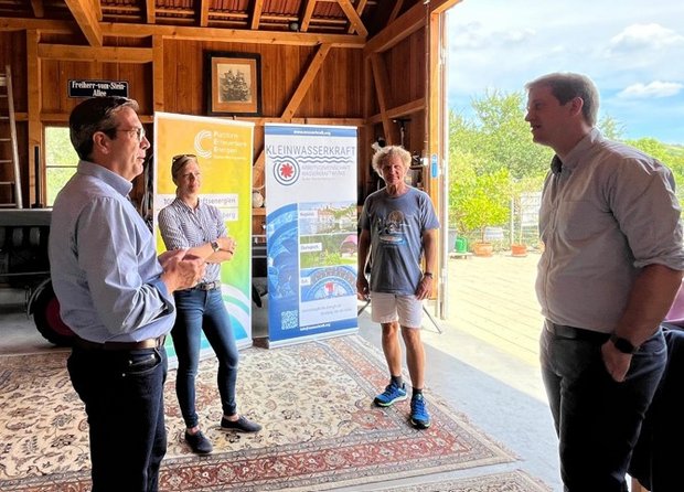 Europaabgeordneter Michael Bloss besuchte Wasserkraftanlage Geradstetten, © Brigitte Reitter