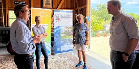 Europaabgeordneter Michael Bloss besuchte Wasserkraftanlage Geradstetten, © Brigitte Reitter