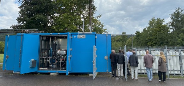 Mitglieder der Plattform EE BW besichtigen die Elektrolyseanlage der Hochschule Rottenburg