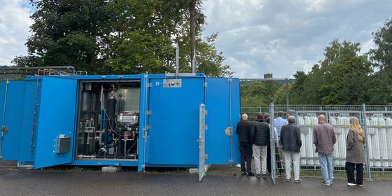 Mitglieder der Plattform EE BW besichtigen die Elektrolyseanlage der Hochschule Rottenburg