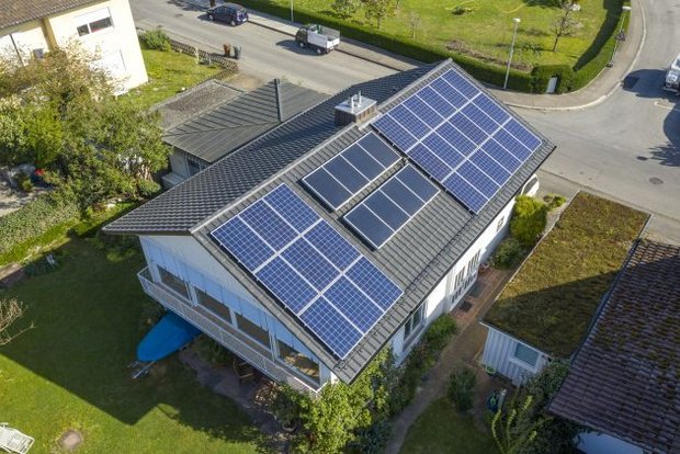 Einfamilienhaus mit PV-Anlage, © Plattform EE BW / Kuhnle & Knödler 