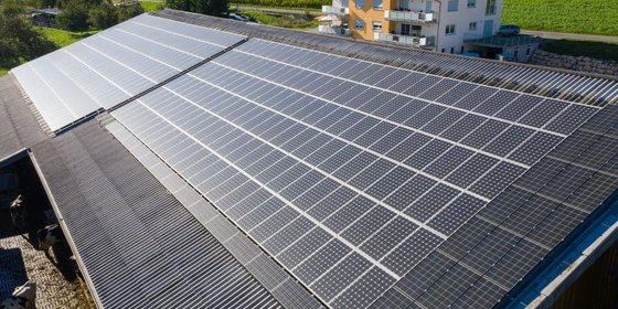 Foto: Für eine erfolgreiche Verkehrswende braucht es mehr erneuerbare Energien. Photovoltaikanlage bei Hilzingen. © Plattform EE BW / Kuhnle & Knödler