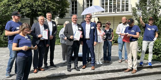Bürgermeister Stefan Martus nimmt im Garten von  Schloss Bellevue in Berlin den Preis für die Stadt Philippsburg entgegen, © Wirth Gruppe