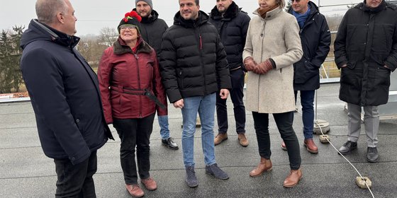 Auf dem Dach des WIRSOL-Gebäudes erläuterte Bürgermeister Stefan Martus (links) den Standort des geplanten Elektrolyseurs den Abgeordneten Gabriele Rolland und Jan-Peter Roederer (vorne, 2./3. von links), © Plattform EE BW / Jürgen Scheurer