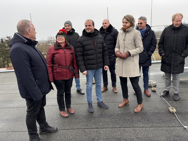 Auf dem Dach des WIRSOL-Gebäudes erläuterte Bürgermeister Stefan Martus (links) den Standort des geplanten Elektrolyseurs den Abgeordneten Gabriele Rolland und Jan-Peter Roederer (vorne, 2./3. von links), © Plattform EE BW / Jürgen Scheurer